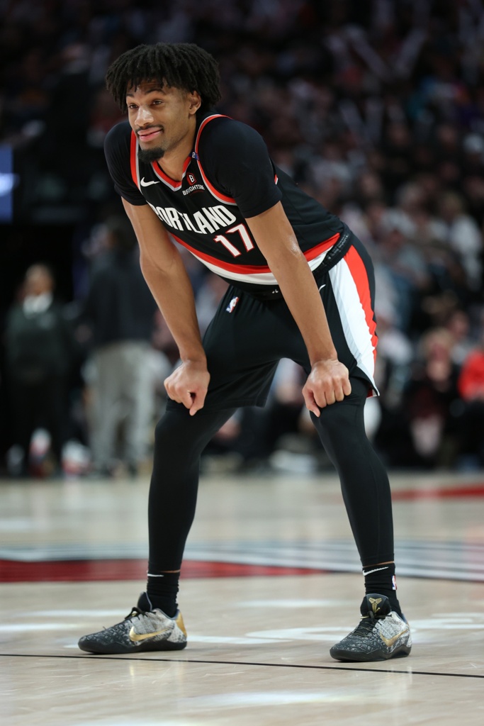 拓记:夏普被推上首发阵容后陷入低迷 球权更多了 但效率更低 拓记:夏普被推上首发阵容后陷入低迷 球权更多了 但效率更低