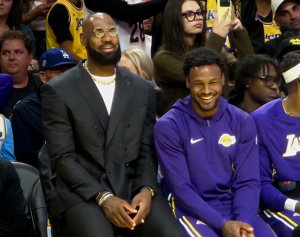 狼王：詹姆斯若还想打球主要因热爱无关金钱 当然有报酬何乐不为